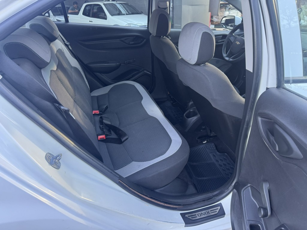 Chevrolet ONIX 13