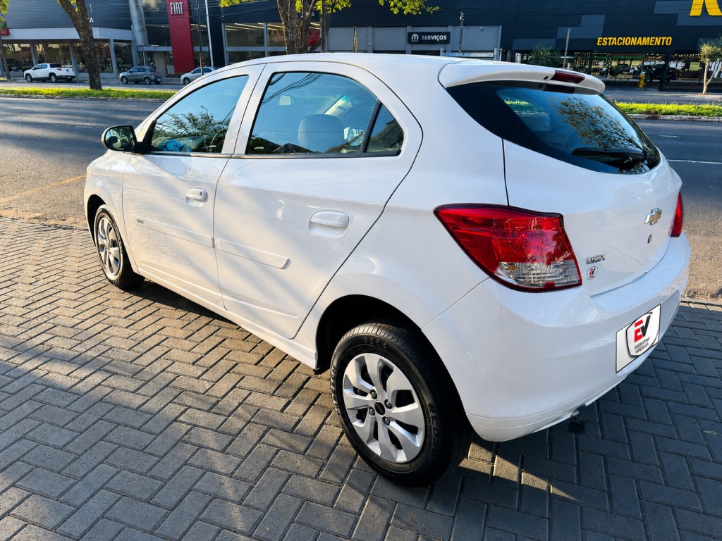 Chevrolet ONIX 6