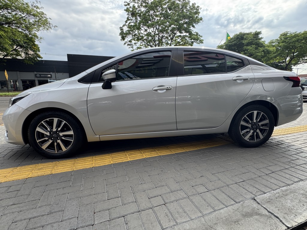 Nissan VERSA 5